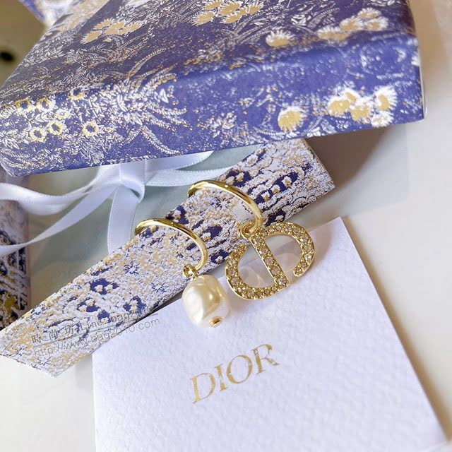 Dior飾品 迪奧經典熱銷款不對稱CD珍珠耳釘  zgd1188